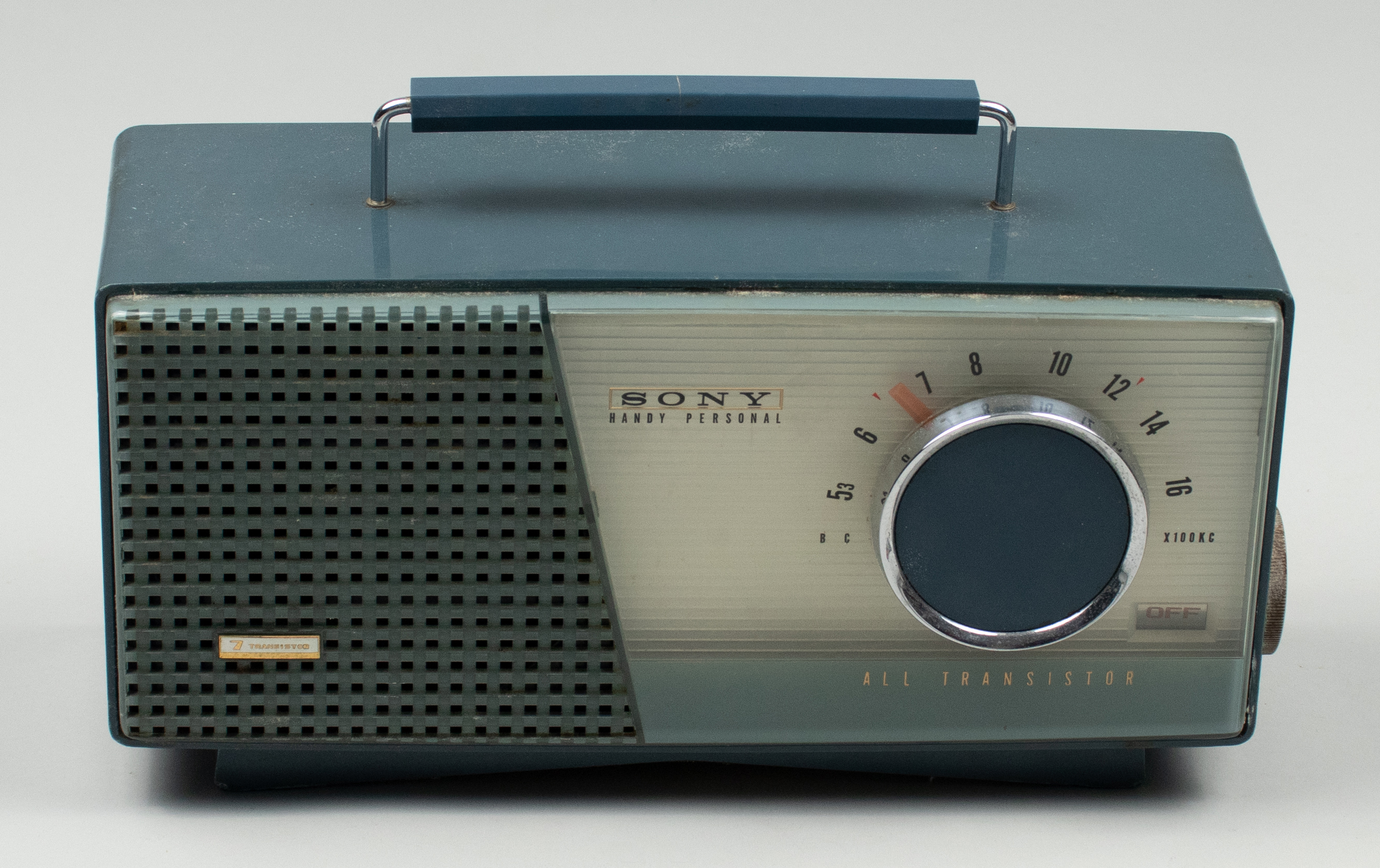 Portable Spinney transistor radio by Perdio Radio Co.
