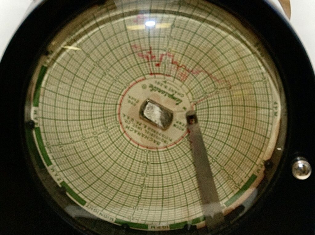 Close-up of the Tempscribe Thermometer paper dial with a single line that starts at the top of the dial and ends slightly to the right.