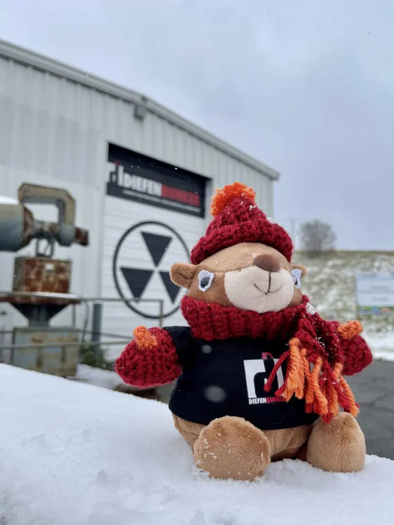 Diefenbunker beaver sitting in snow in the background of the Diefenbunker Museum entrance.